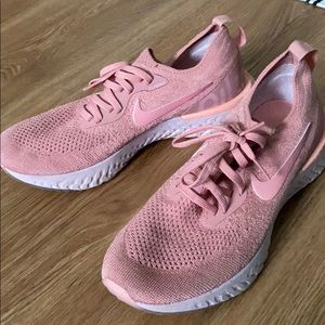 nike epic react pink tennis shoes